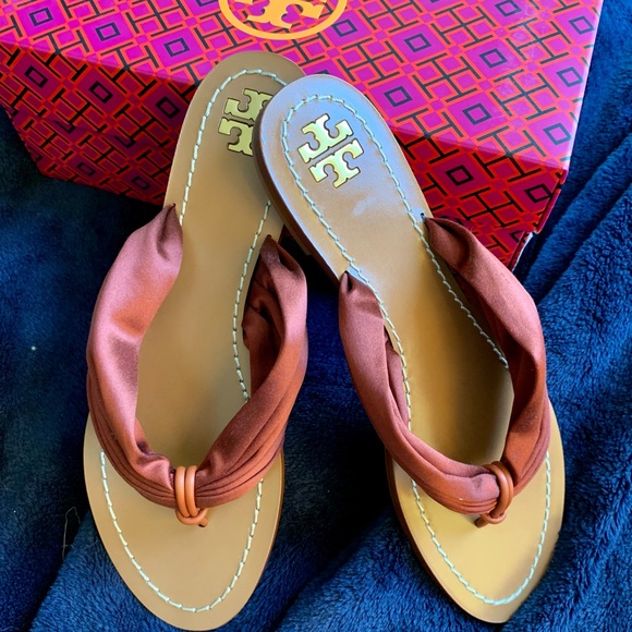 Tory Burch Shoes - NIB🌶Tory Burch Carson Satin Thongs & Bag